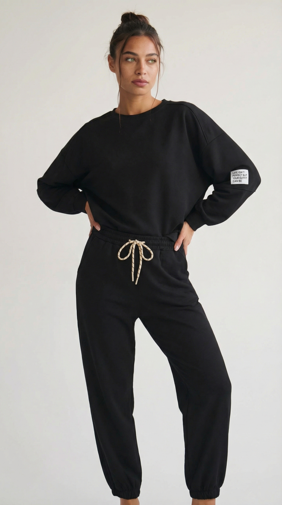 Czarny casualowy komplet dresowy z bluzą oversize i spodniami